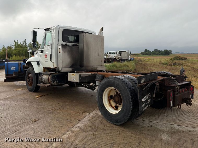image for item FK4170 2006 International 7400 truck cab and chassis