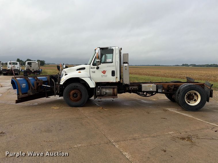 image for item FK4170 2006 International 7400 truck cab and chassis