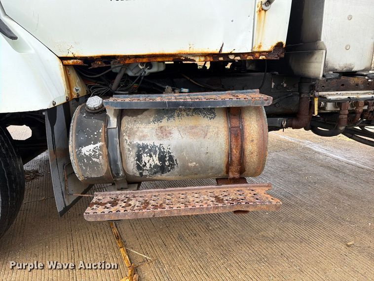 image for item FK4170 2006 International 7400 truck cab and chassis