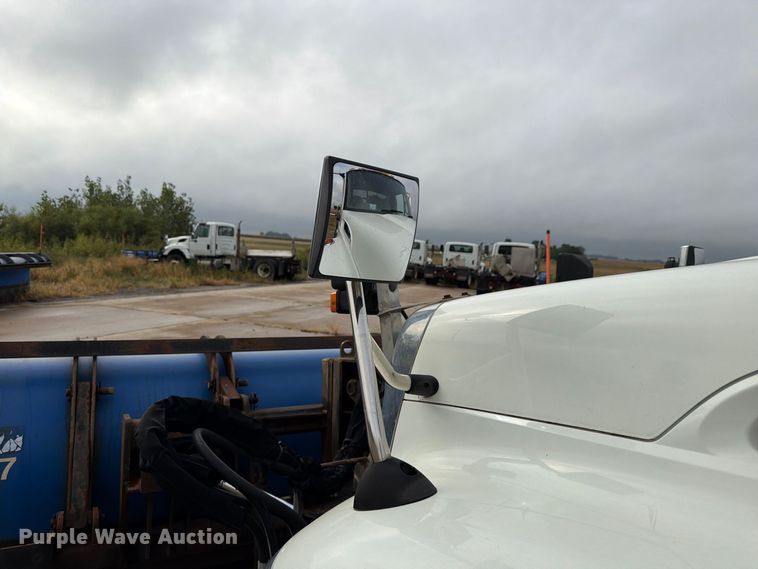 image for item FK4170 2006 International 7400 truck cab and chassis