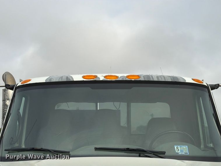 image for item FK4170 2006 International 7400 truck cab and chassis