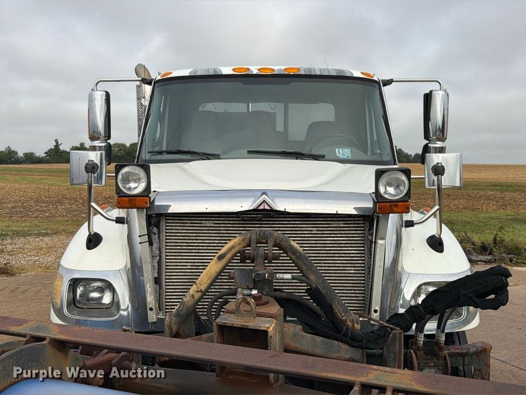 image for item FK4170 2006 International 7400 truck cab and chassis