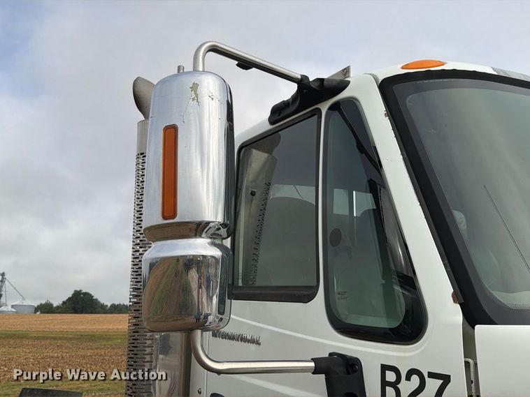 image for item FK4170 2006 International 7400 truck cab and chassis