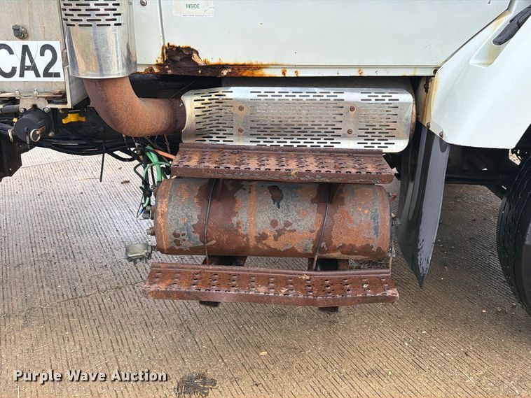 image for item FK4170 2006 International 7400 truck cab and chassis