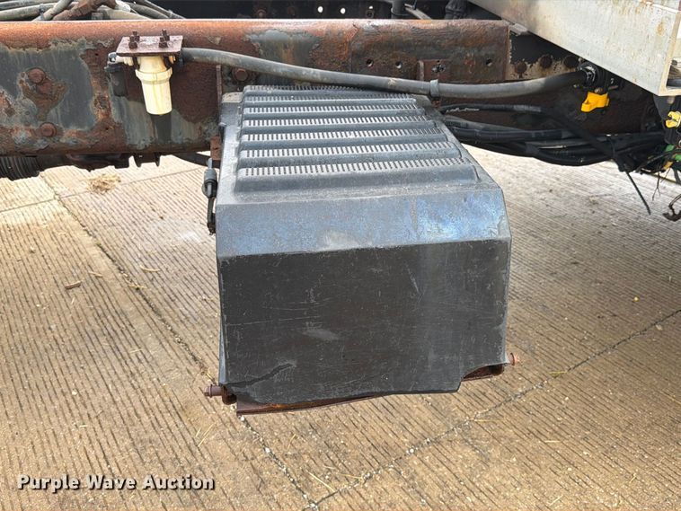 image for item FK4170 2006 International 7400 truck cab and chassis