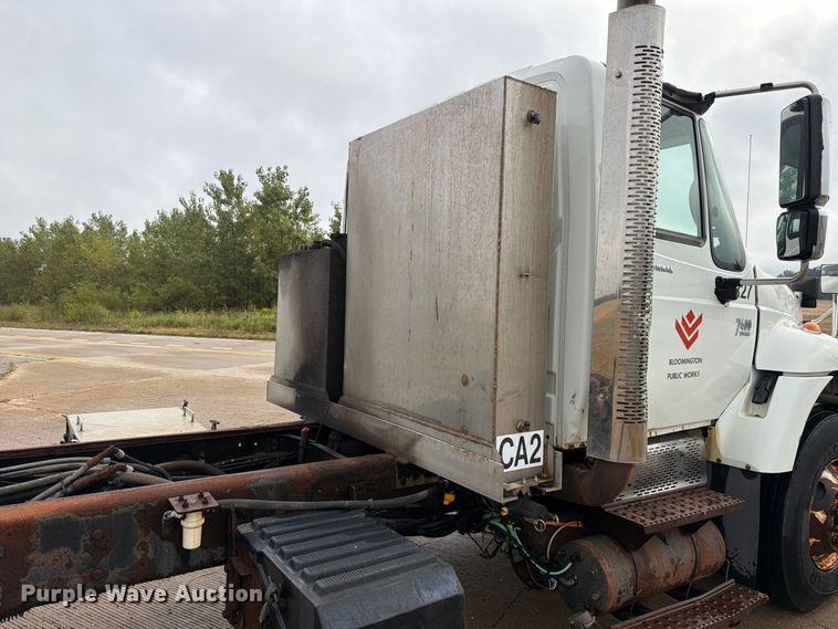 image for item FK4170 2006 International 7400 truck cab and chassis