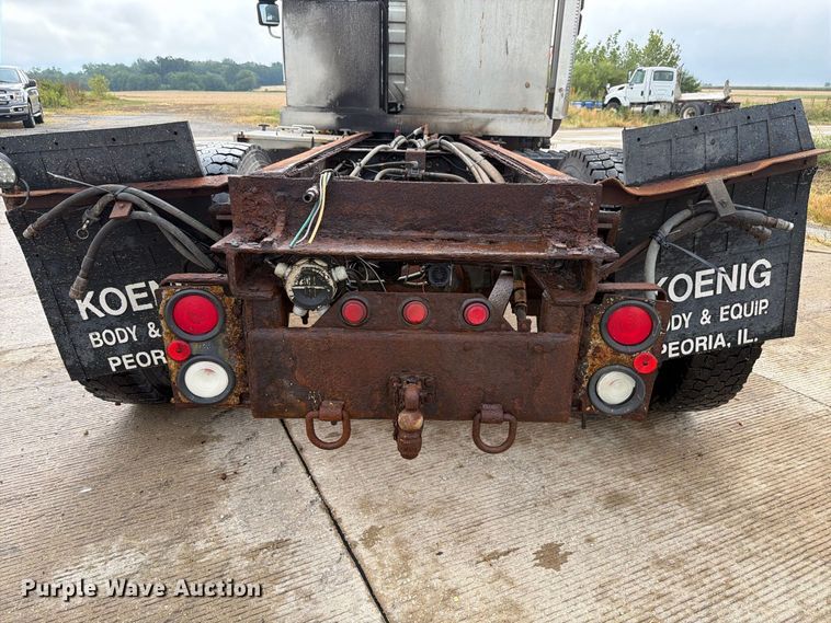 image for item FK4170 2006 International 7400 truck cab and chassis