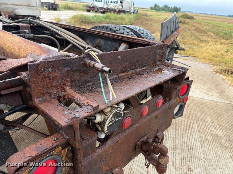 image for item FK4170 2006 International 7400 truck cab and chassis