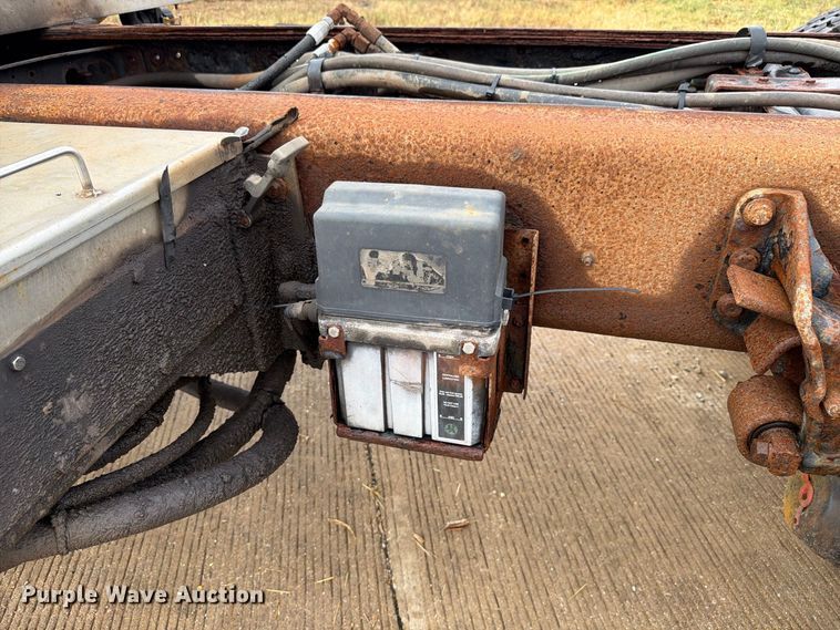 image for item FK4170 2006 International 7400 truck cab and chassis