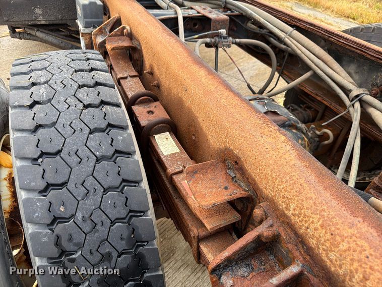 image for item FK4170 2006 International 7400 truck cab and chassis