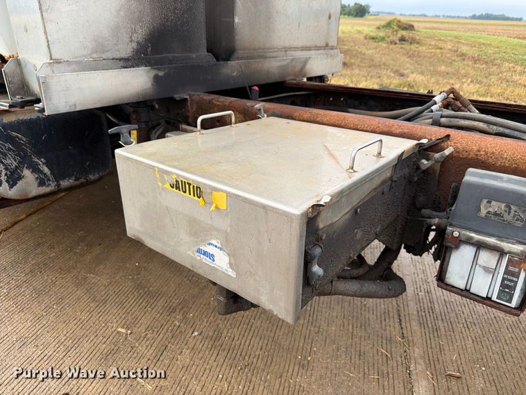 image for item FK4170 2006 International 7400 truck cab and chassis