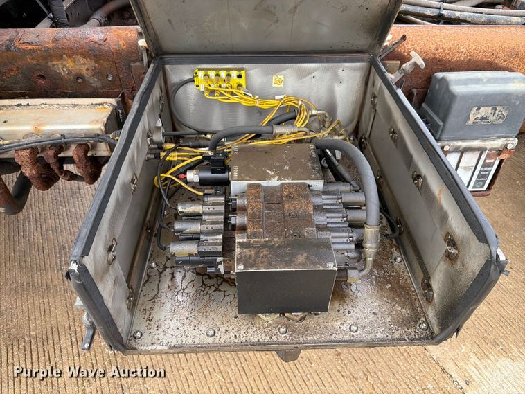 image for item FK4170 2006 International 7400 truck cab and chassis
