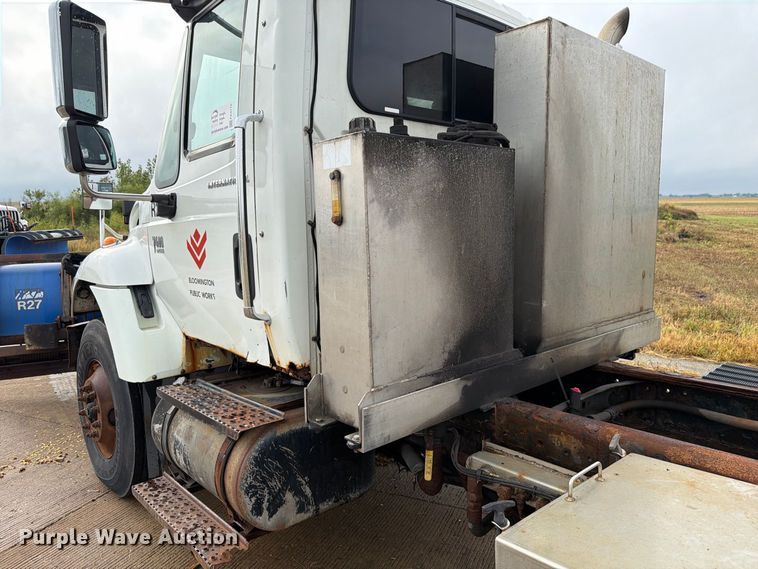 image for item FK4170 2006 International 7400 truck cab and chassis