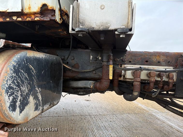 image for item FK4170 2006 International 7400 truck cab and chassis