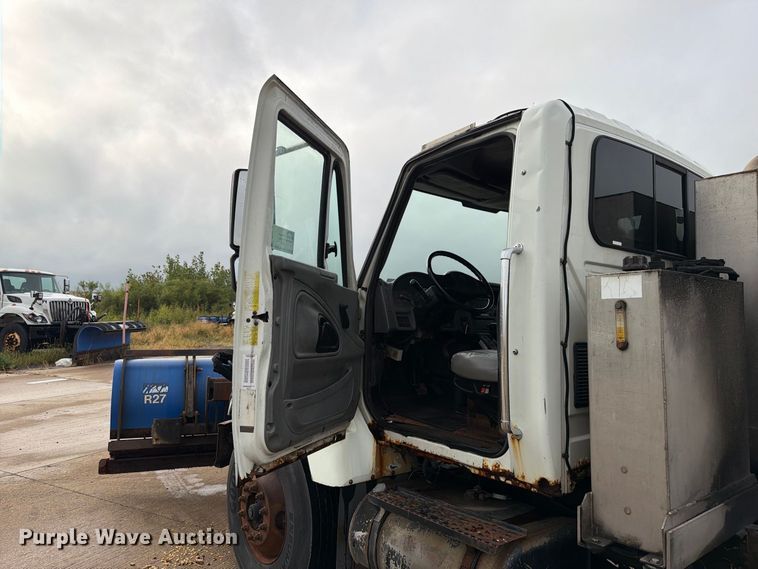 image for item FK4170 2006 International 7400 truck cab and chassis