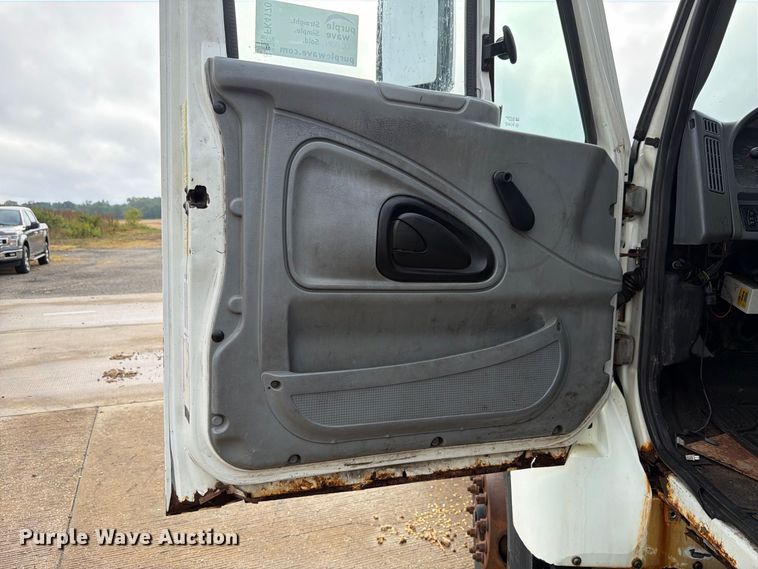 image for item FK4170 2006 International 7400 truck cab and chassis
