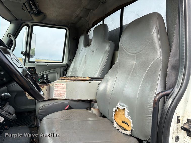 image for item FK4170 2006 International 7400 truck cab and chassis