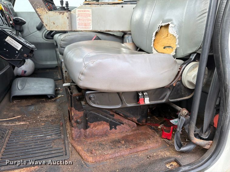 image for item FK4170 2006 International 7400 truck cab and chassis