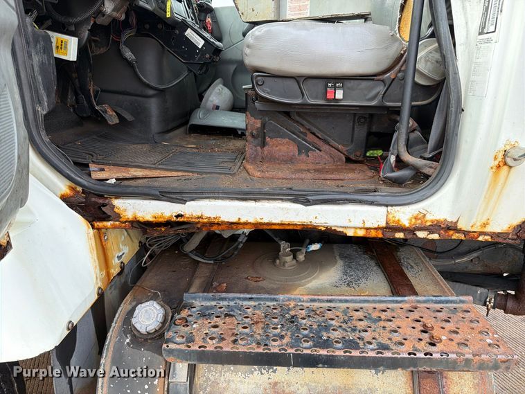 image for item FK4170 2006 International 7400 truck cab and chassis
