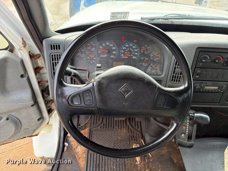 image for item FK4170 2006 International 7400 truck cab and chassis