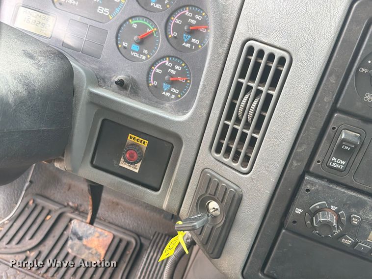 image for item FK4170 2006 International 7400 truck cab and chassis