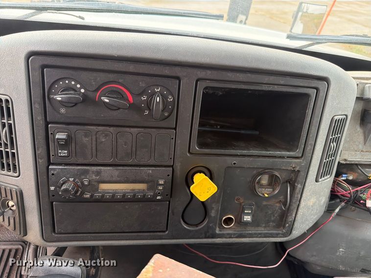 image for item FK4170 2006 International 7400 truck cab and chassis