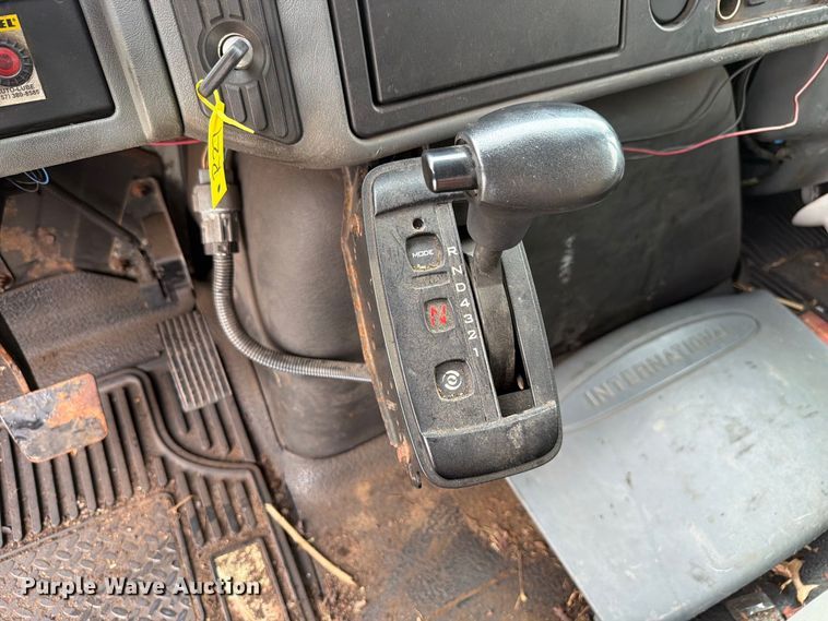 image for item FK4170 2006 International 7400 truck cab and chassis