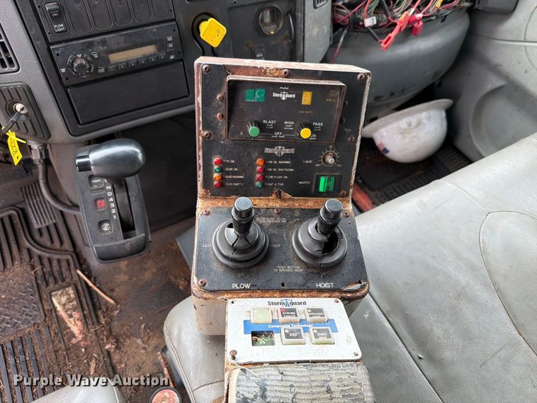 image for item FK4170 2006 International 7400 truck cab and chassis