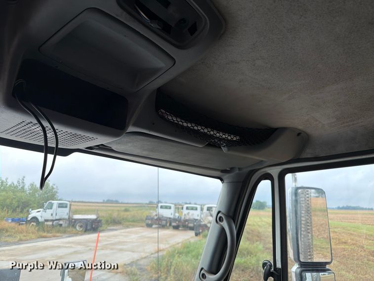 image for item FK4170 2006 International 7400 truck cab and chassis