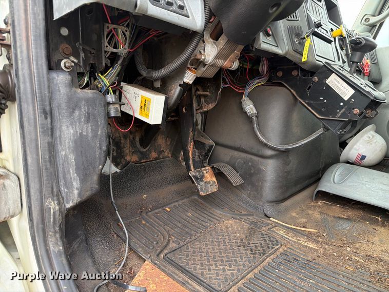 image for item FK4170 2006 International 7400 truck cab and chassis
