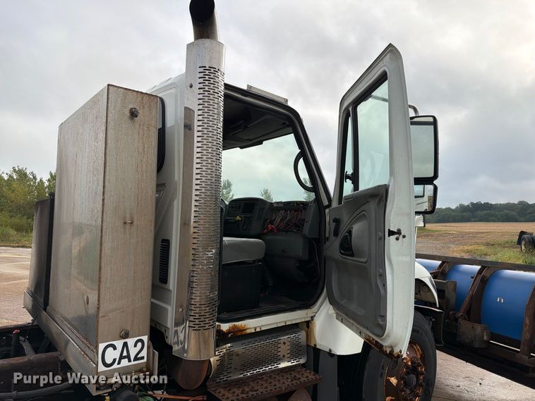 image for item FK4170 2006 International 7400 truck cab and chassis