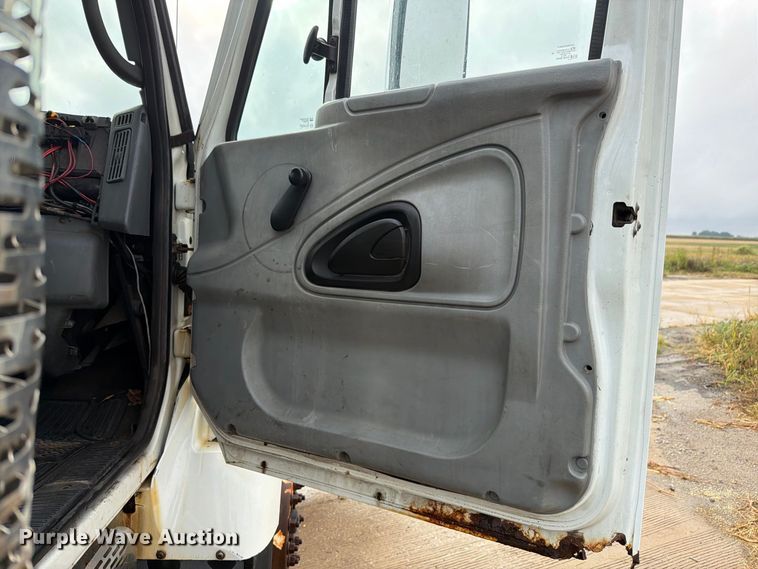 image for item FK4170 2006 International 7400 truck cab and chassis
