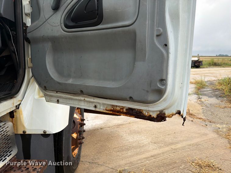 image for item FK4170 2006 International 7400 truck cab and chassis