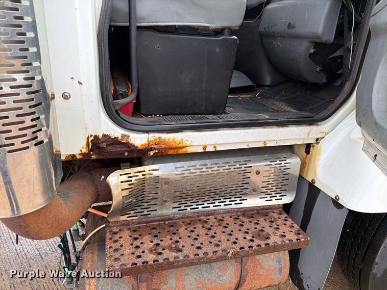 image for item FK4170 2006 International 7400 truck cab and chassis