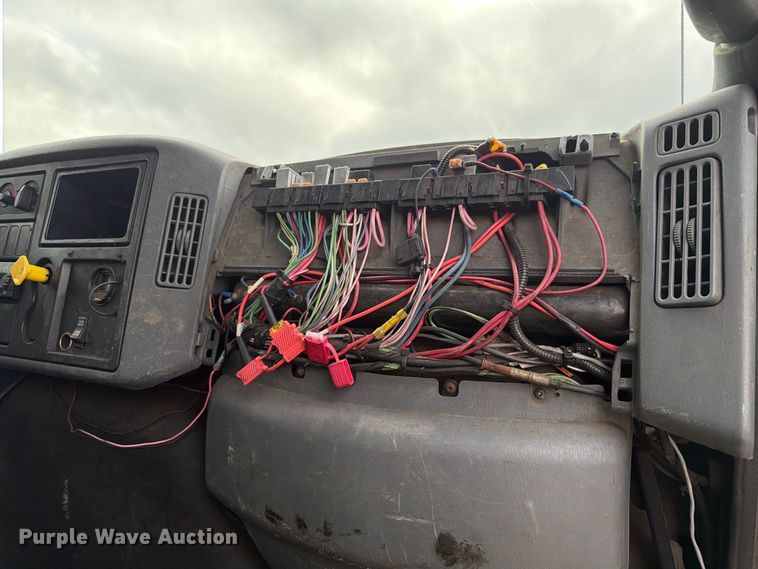 image for item FK4170 2006 International 7400 truck cab and chassis
