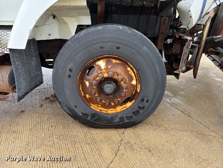 image for item FK4170 2006 International 7400 truck cab and chassis