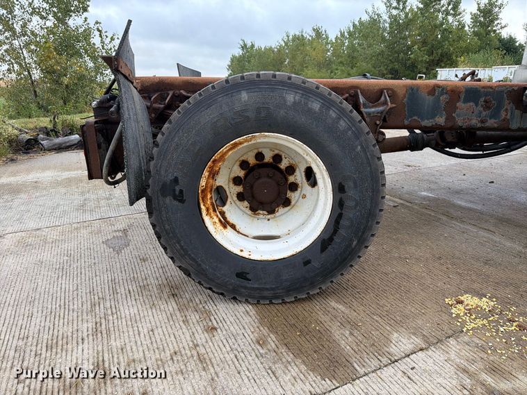 image for item FK4170 2006 International 7400 truck cab and chassis