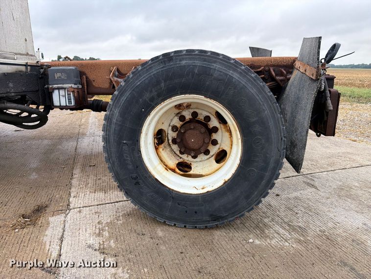 image for item FK4170 2006 International 7400 truck cab and chassis