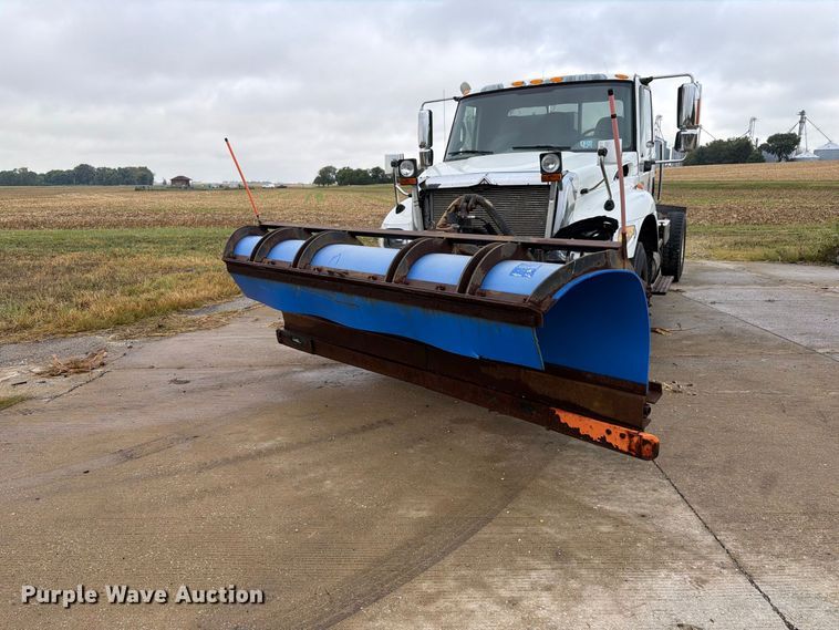 image for item FK4170 2006 International 7400 truck cab and chassis