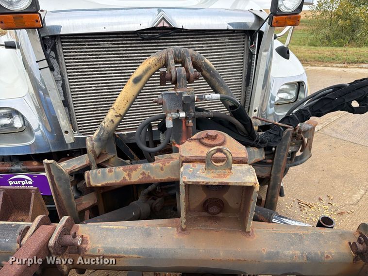 image for item FK4170 2006 International 7400 truck cab and chassis