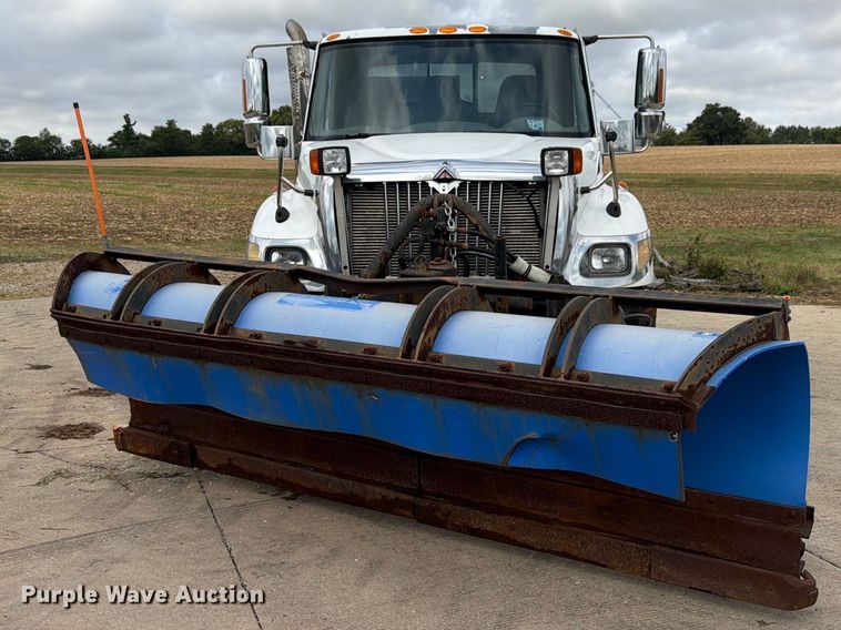 image for item FK4171 2006 International 7400 truck cab and chassis