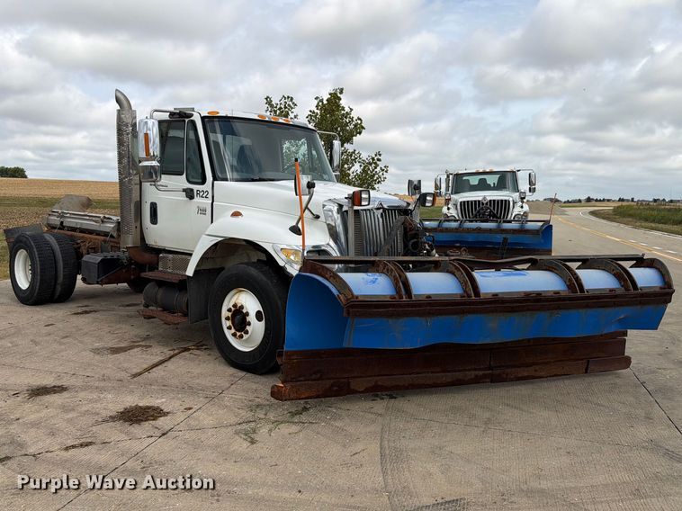 image for item FK4171 2006 International 7400 truck cab and chassis