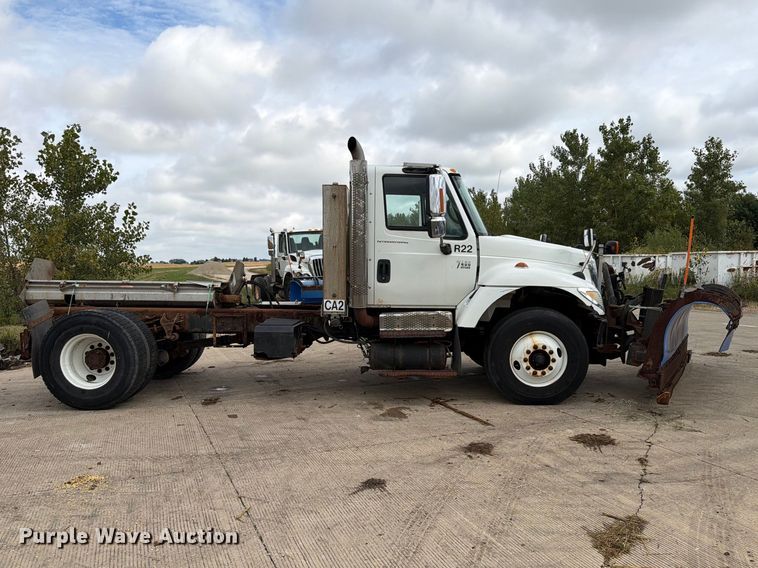 image for item FK4171 2006 International 7400 truck cab and chassis