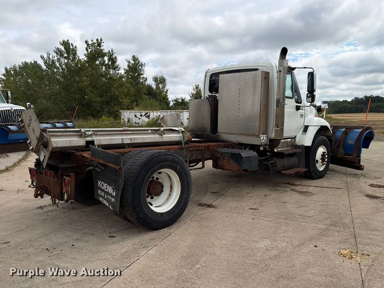image for item FK4171 2006 International 7400 truck cab and chassis