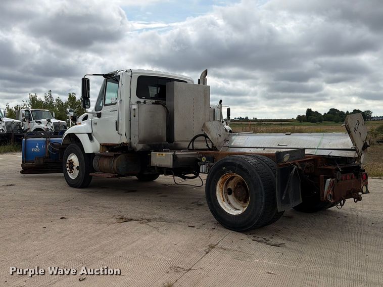 image for item FK4171 2006 International 7400 truck cab and chassis