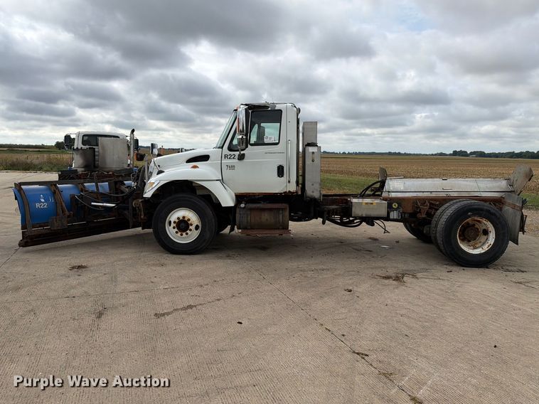 image for item FK4171 2006 International 7400 truck cab and chassis