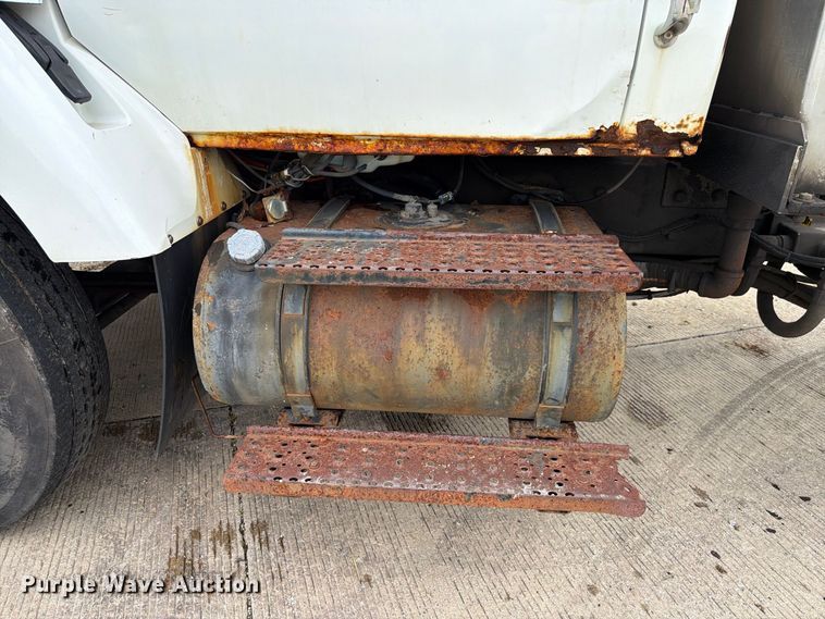 image for item FK4171 2006 International 7400 truck cab and chassis