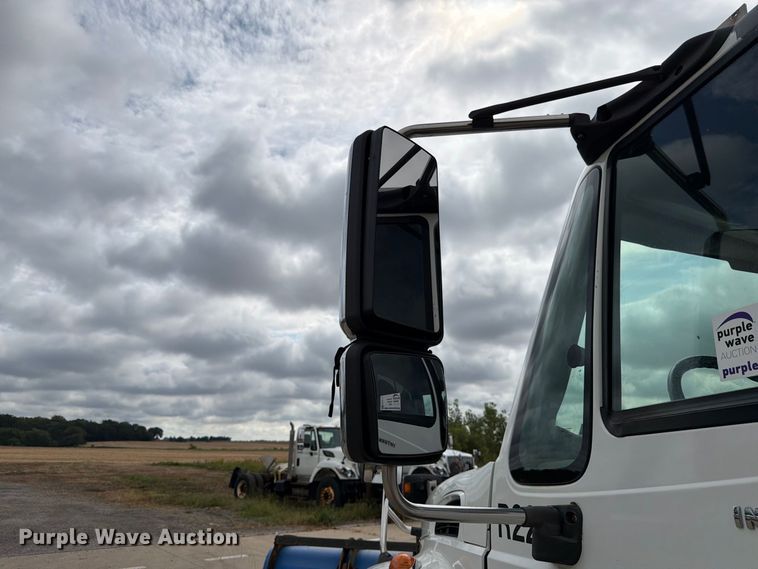image for item FK4171 2006 International 7400 truck cab and chassis