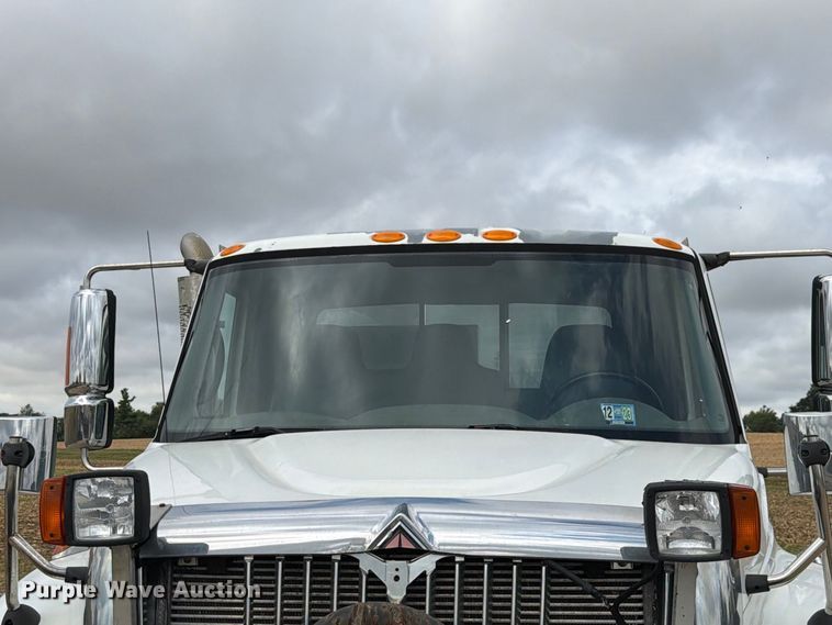 image for item FK4171 2006 International 7400 truck cab and chassis