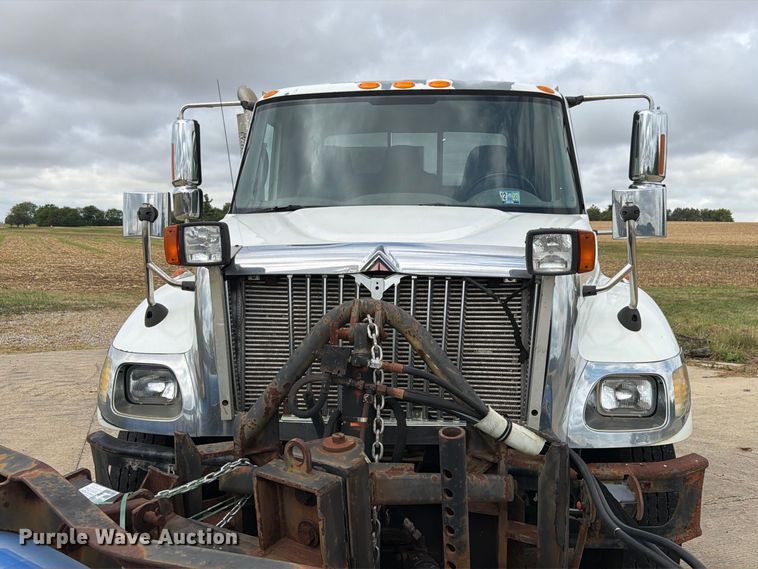 image for item FK4171 2006 International 7400 truck cab and chassis